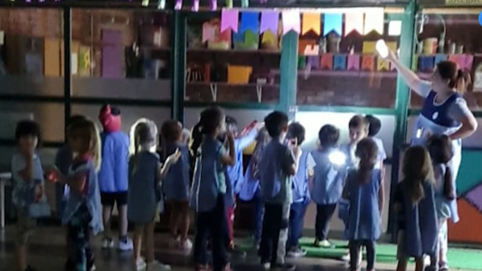 Saavedra: hace un mes que la escuela no tiene luz y dan clase iluminándose con celulares