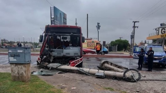 Un colectivo de ERSA chocó contra un poste de cemento en Av. Colón