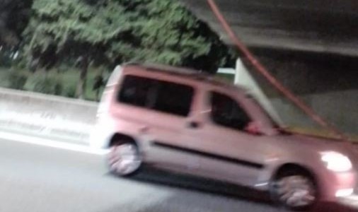 Un fierro se desprendió de un puente en la autopista Riccheri y provocó daños en 20 autos