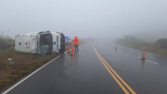 Una ambulancia volcó cerca del parador Copina