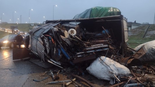 Volcó un camión en Circunvalación