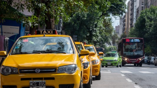 Conductores de taxis y remises en alerta por el descenso en la demanda