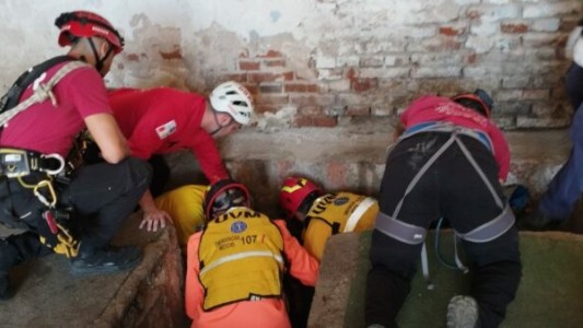 Rescatan a hombre de 83 años que cayó a la fosa de un taller mecánico de Barrio Talleres