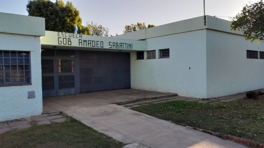 Dispararon a una cámara, entraron a un colegio y robaron: un niño de 10 años detenido
