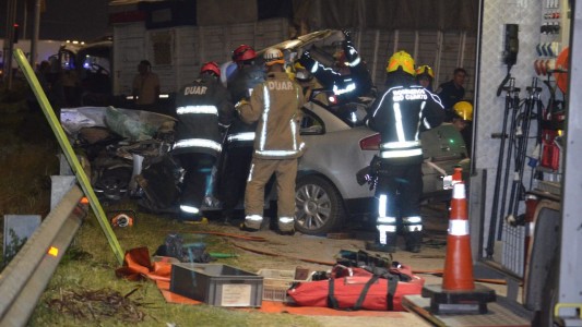 Fuerte choque entre un auto y un camión: un conductor tuvo que ser rescatado