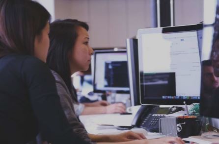 Se lanza programa de becas regional para mujeres en tecnología