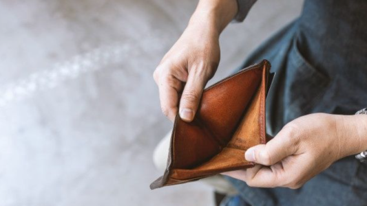 Devolvió una billetera, el dueño reclamó que le faltaba plata y amenazó con matarlo