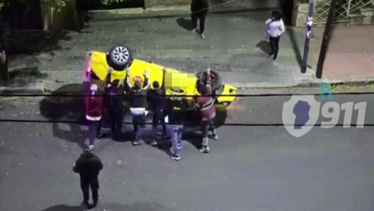 Video: choque y vuelco de un taxista en Córdoba