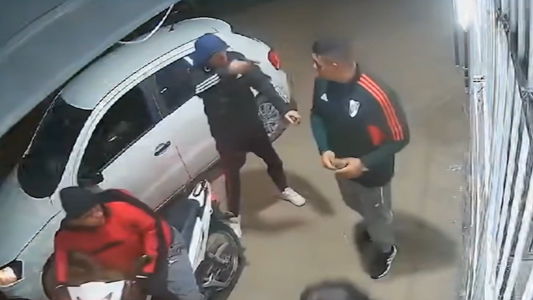 Tiros y terror en la puerta de un kiosco: asalto de motochorros