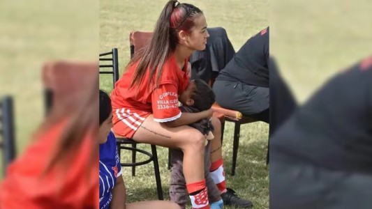 Emotivo momento en el fútbol cordobés: futbolista amamanta a su bebé en pleno partido