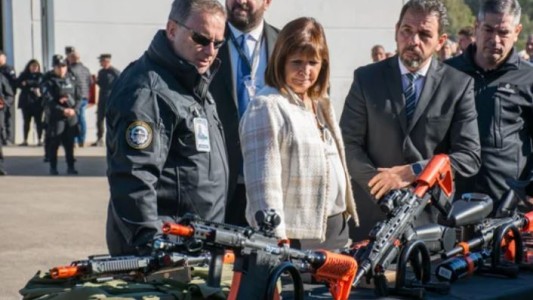 Patricia Bullrich presentó las nuevas armas no letales para la Policía de Seguridad Aeroportuaria