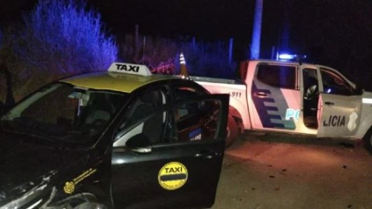 Un adolescente de 15 años robó un taxi, lo chocó contra un patrullero y fue detenido
