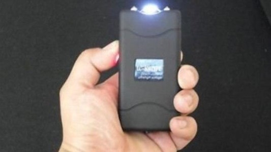 Detuvieron a un adolescente con una picana en barrio Alberdi