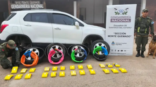 Circulaba con casi 25 kilos de cocaína escondidos en las ruedas del auto