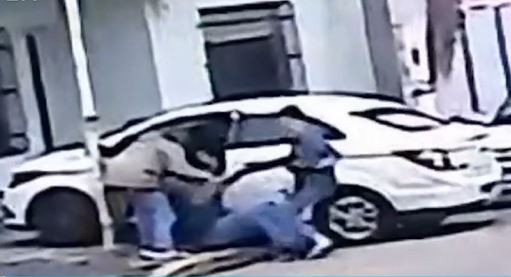 Video: arrojaron al piso a un jubilado con discapacidad motriz para robarle el auto