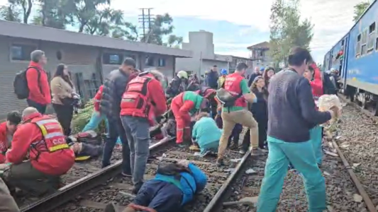 "Había mucha gente tirada en el piso", relató una pasajera que fue testigo del choque de trenes