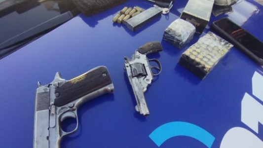 Capturaron a dos individuos armados en Avenida Japón