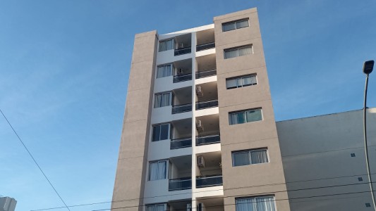 Un niño de tres años bajo siete pisos solo y sobrevivió