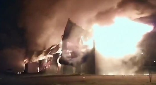 Feroz incendio en una fábrica de muebles en Moreno: trabajaron 16 dotaciones de bomberos