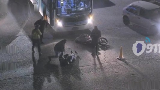 Video: esperaban para cruzar la calle en su moto y los atropelló un colectivo de Tamse