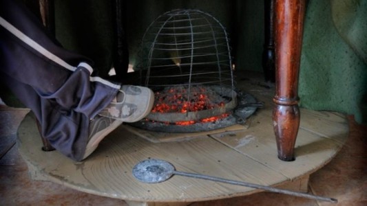 Tres niños intoxicados con monóxido de carbono: calentaban la habitación con brasas