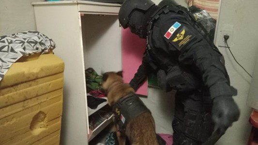 Detuvieron a un hombre que vendía drogas junto a su pareja y su hija