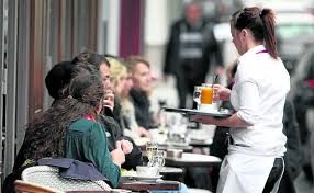 Emotiva Sorpresa: moza de Córdoba recibe un iPhone 15 y un millón de pesos como propina