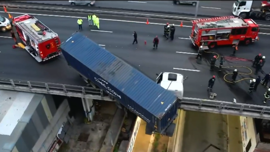 Un camión quedó colgando de la autopista: el operativo para evitar que caiga