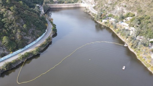 Lago San Roque: colocaron 300 metros de barreras para contener las cianobacterias