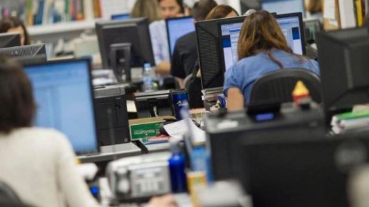 En cuatro meses hay casi 20 mil empleados públicos menos a nivel nacional: qué objetivo tiene Caputo