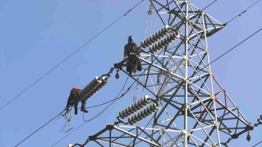 Córdoba: un joven resulta herido tras recibir descarga eléctrica mientras podaba un árbol