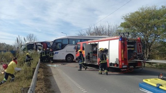 Un camión y un colectivo chocaron en Ruta Nacional 158: cinco lesionados