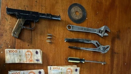 Detuvieron a dos hombres con armas caseras y autopartes