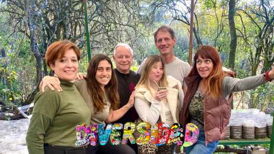 Manos que tejen bosques