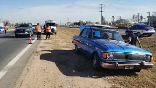 Un policía de la Caminera resultó herido tras ser embestido por auto en un control en Córdoba