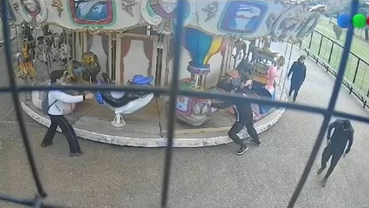 Robaron y rompieron una calesita en Rosario