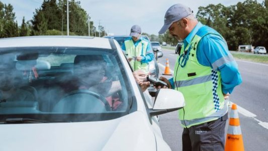 Un conductor atropelló a dos agentes de tránsito durante un control en Berisso