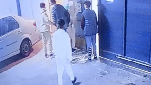 Cofico: un grupo de chicos forzó el portón de una cochera y robó