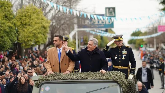 Llaryora encabezó el tradicional desfile en la ciudad de Río Segundo