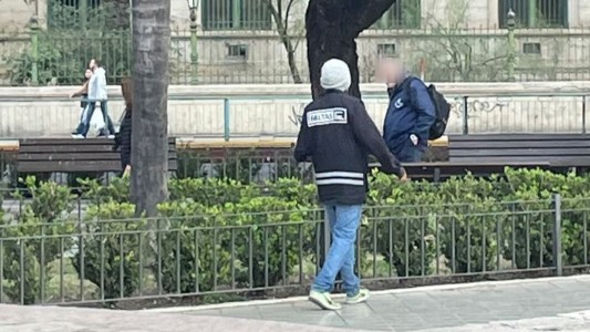 Atraparon a un hombre usando un chaleco de la Justicia de Faltas robado de un auto