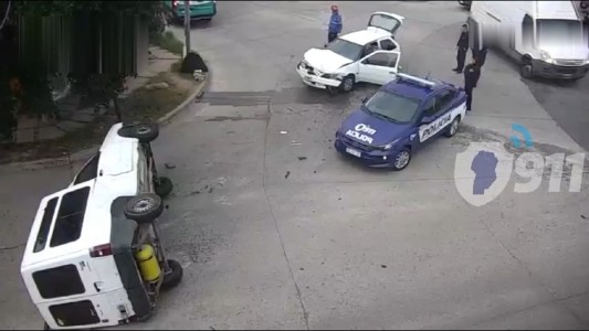 Córdoba: dos vehículos impactaron y uno de ellos terminó volcando
