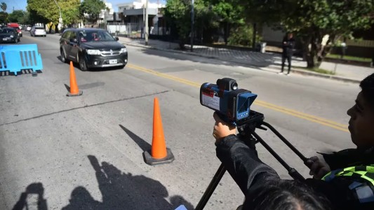 El 22% de los vehículos exceden el límite de velocidad en Córdoba: ¿La municipalidad los está multando?