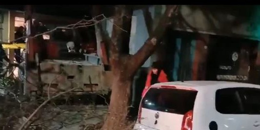 Un camión chocó a dos autos y terminó incrustado en un edificio en Flores