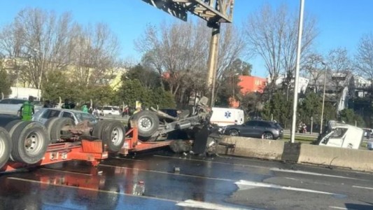 Brutal choque: un camión quedó partido en dos y una persona resultó herida