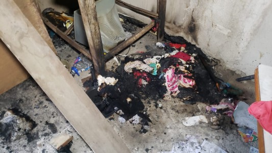 Lamentable: ladrones entraron a robar a una casa y la prendieron fuego