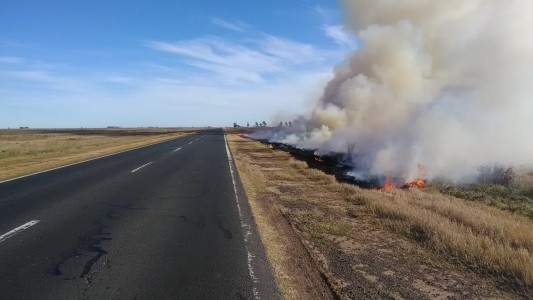 Laboulaye: prendió fuego en la banquina de la ruta y fue detenido
