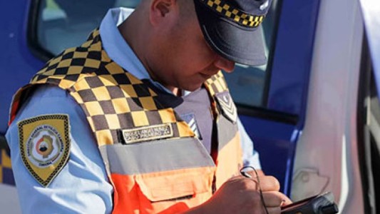 Subieron las multas en Córdoba: $861.600 por cruzar en rojo y $430.00 por estacionar mal