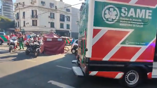 Peatón cruzaba la calle, se cayó, lo atropellaron y murió