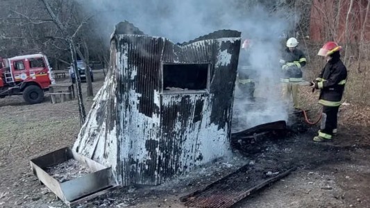 Dos hombres murieron calcinados por el incendio de una casilla rodante en El Durazno