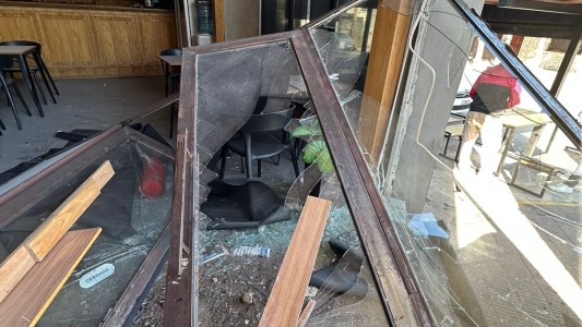 Impresionante: un camión de carga atravesó un bar en General Paz